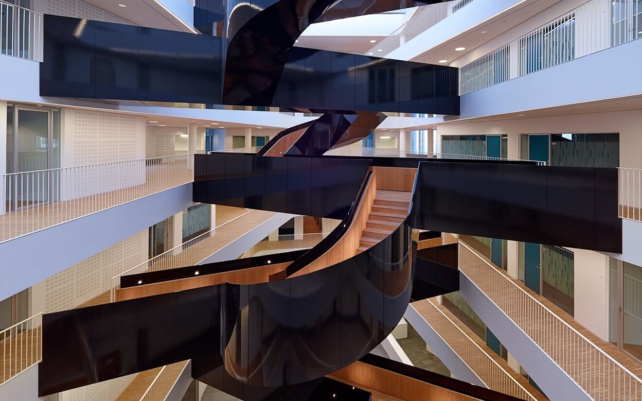 Ästhetischer Aufstieg mit moderner Treppenarchitektur