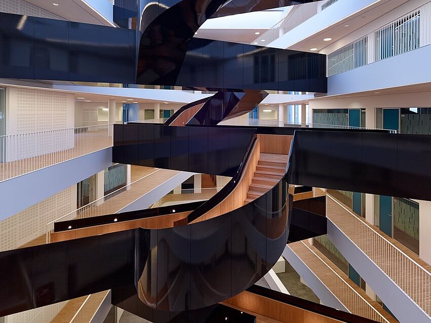 Ästhetischer Aufstieg mit moderner Treppenarchitektur