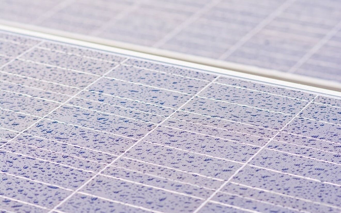 Solarzellen erzeugen Strom aus Regen