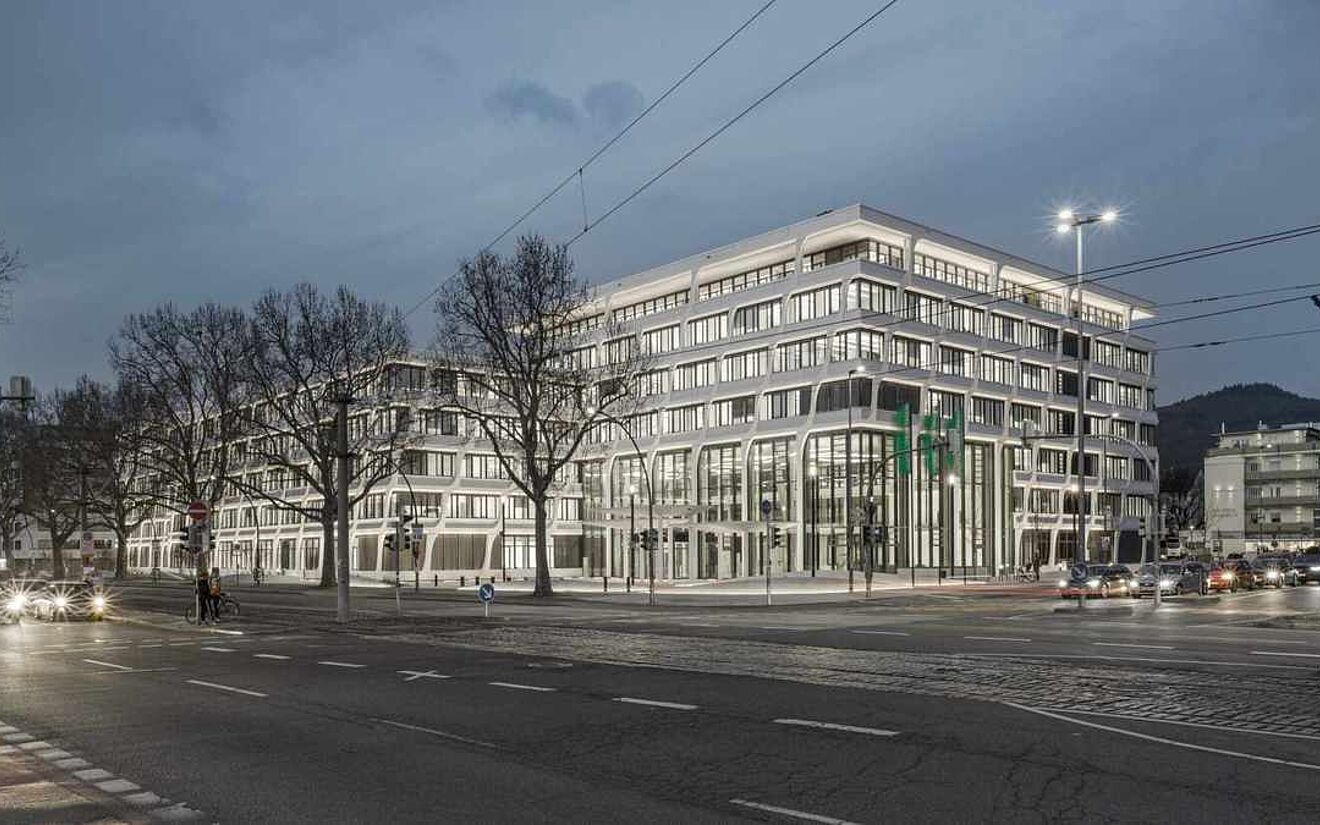 Die_hell_erleuchtete_Konzernzentrale_bei_Nacht_(©Thilo_Ross
