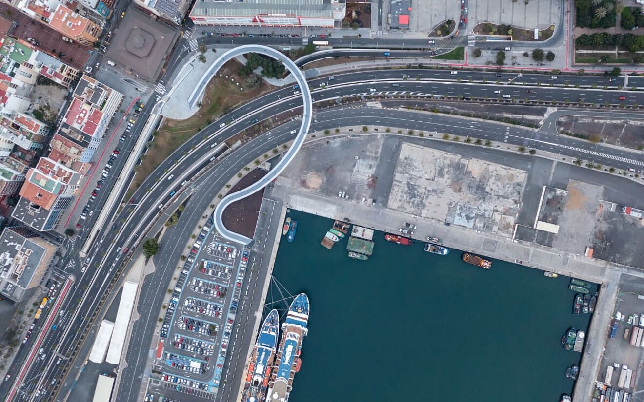 Onda Atlántica pedestrian bridge: In a wide arc