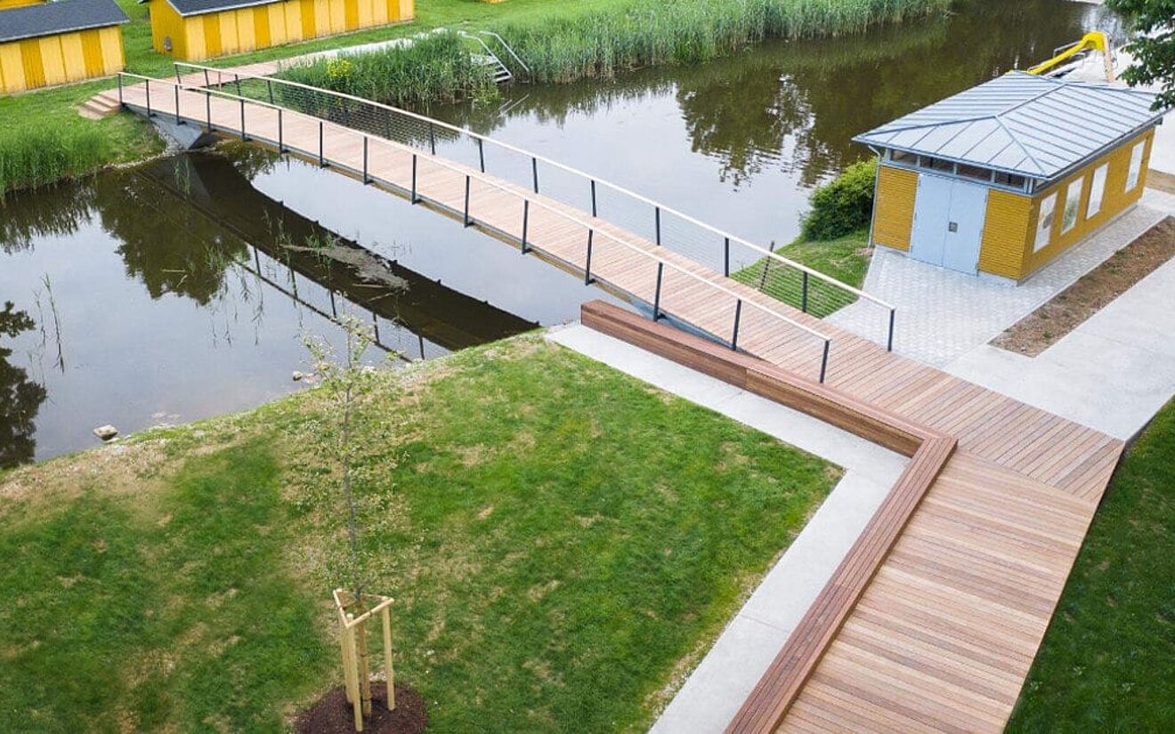 Wie Stahl, nur aus Holz: Brücke im Flussbad Oettingen