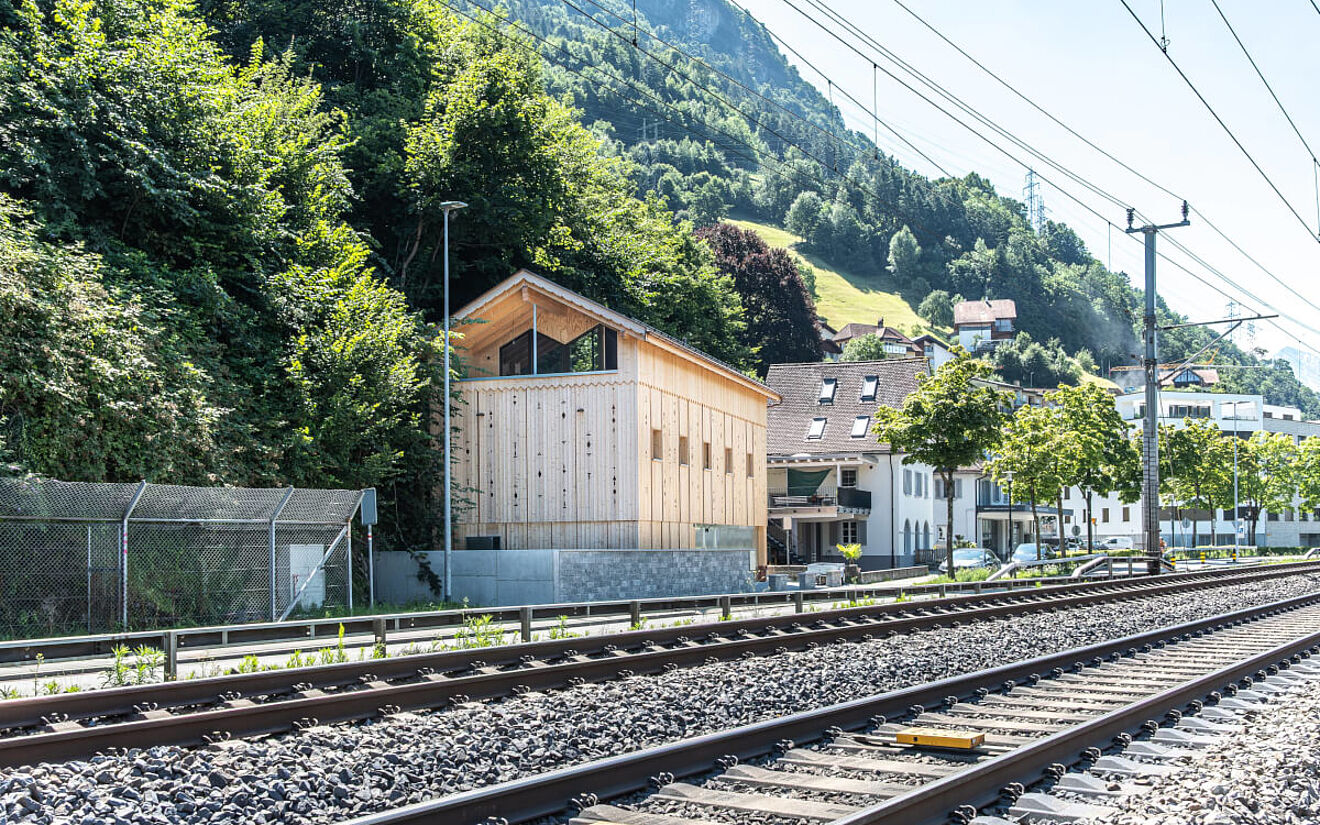 Copyright: Timo J. Walker; Low Cost Haus in Flüelen, eingebettet zwischen Hangund Verkehrsader des Kantons Uri